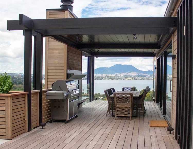 Bask wall series roof with legs integrated into pergola