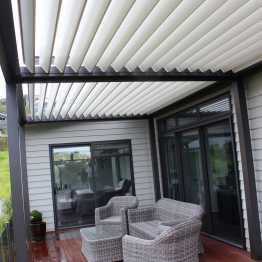 Multibay louvre roof with white blades to increase the light
